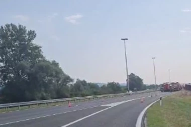 (FOTO) DETALJI STRAVIČNE SAOBRAĆAJKE KOD SLAVONSKOG BRODA: Među poginulima i vozač, više od 40 povređenih!