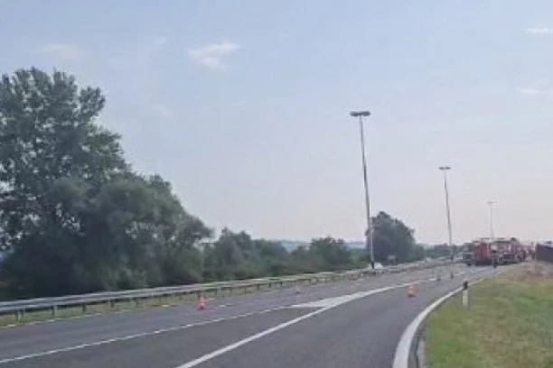 (FOTO) DETALJI STRAVIČNE SAOBRAĆAJKE KOD SLAVONSKOG BRODA: Među poginulima i vozač, više od 40 povređenih!