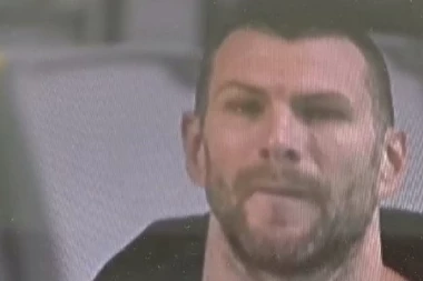 (VIDEO) DA SE NAJEŽIŠ: Mitrović jedva ZADRŽAO SUZE tokom intoniranja himne - Srbija krenula u odbranu trona, nacija u transu!