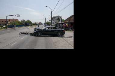(FOTO/VIDEO) SAOBRAĆAJKA NA ZRENJANINSKOM PUTU: Kamion se zakucao u auto, VOZAČ POBEGAO!