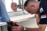 (FOTO) POLICAJAC POSTAO MILJENIK SRBIJE: Neša strpljivo odgovara na pitanja radoznale devojčice, fotografija IMPRESIONIRALA javnost!
