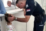 (FOTO) POLICAJAC POSTAO MILJENIK SRBIJE: Neša strpljivo odgovara na pitanja radoznale devojčice, fotografija IMPRESIONIRALA javnost!