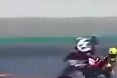 (UZNEMIRUJUĆ VIDEO) TRAGIČNA POGIBIJA: Maloletni motociklista IZGUBIO ŽIVOT u sudaru NASRED STAZE!