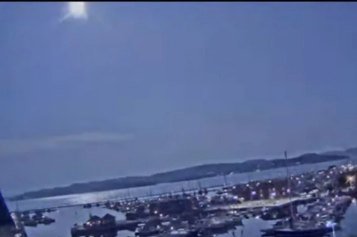 NEOBIČAN PRIZOR: Meteor obasjao nebo nad Norveškom, postojala mogućnost da udari u Zemlju