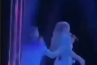 (FOTO) TEODORU NA NASTUPU NAPAO MOMAK: Pevačica u ŠOKU, zaleteo se na nju s leđa, pa uradio OVO!