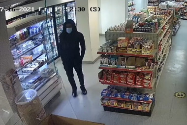 (VIDEO) FILMSKA PLJAČKA: Razbojnici uleteli u prodavnicu, izvukli PUŠKE i pobegli sa plenom