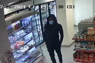 (VIDEO) FILMSKA PLJAČKA: Razbojnici uleteli u prodavnicu, izvukli PUŠKE i pobegli sa plenom