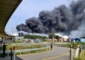 (VIDEO) KULJA GUST DIM NAD GRADOM: Jaka eksplozija PROTRESLA kuće u Leverkusenu, građanima rečeno da NE IZLAZE iz domova!