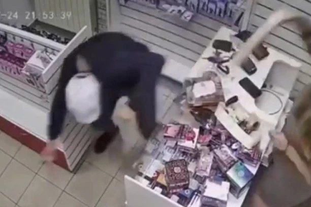 DILDOM PO GLAVI! Prodavačica istukla lopova koji je pokušao da je opljačka (VIDEO)