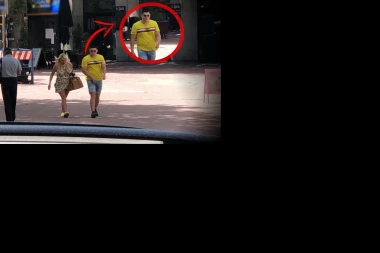 (VIDEO, FOTO) VRELA INSPEKTORKA LILI U AKCIJI: Prošetala gradom skoro gola, a pored nje OPASAN FRAJER, evo o kome se radi!