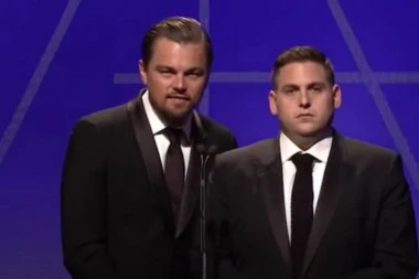 (VIDEO) LEONARDO DI KAPRIO UHVAĆEN KAKO UHODI KOLEGU: Glumac usnimljen dok histerično vrišti i trči ka Hilu, snimak obišao svet i šokirao javnost!