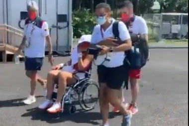 NISU HTELI DA POSLUŠAJU NOVAKA: Jeziva scena u Tokiju, teniserka KOLABIRALA od vrućine, teren napustila u KOLICIMA!