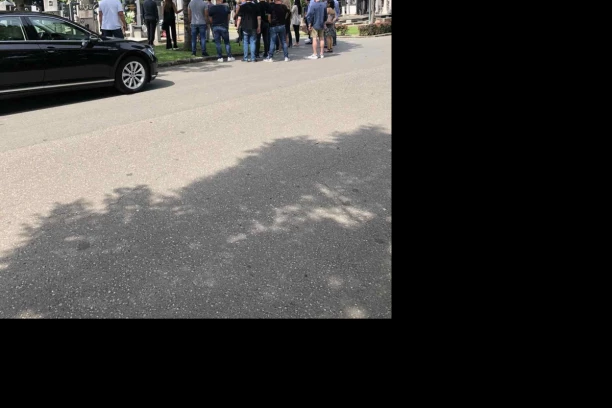 (FOTO) BOJOVIĆEVA SESTRA DOŠLA PRE SVIH: Obeležena godišnjica smrti advokata Miše Ognjanovića