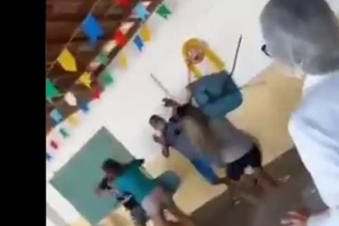 (VIDEO) SA LJUBAVNICOM NA VAKCINACIJU, ALI NA JEDNU STVAR NIJE RAČUNAO: Pojavila se ONA i nastao je opšti HAOS