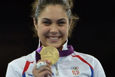 OPROŠTAJ ZLATNE MILICE: Mandićkine reči LEDE krv u žilama!