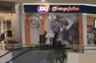 HOROR U POZNATOM TRŽNOM CENTRU: Dečak (2) ocu ispao iz naručja na pokretnim stepenicama, nije bilo spasa