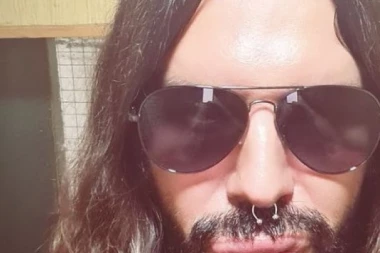 (FOTO)  O NJEGOVOM EKSCENTRIČNOM IZGLEDU PRIČA CELA SRBIJA! Ovako danas izgleda ZORAN ČUMURA!