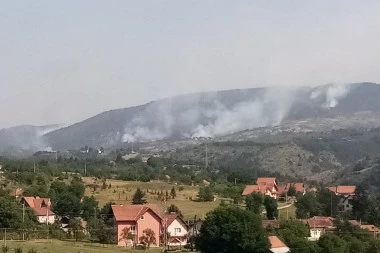 BITKA SA PLAMENOM STIHIJOM U SELU NEGBINA KOD NOVE VAROŠI: Poznato da li su ugrožena domaćinstva