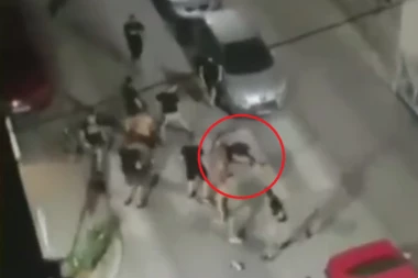 (VIDEO) BRUTALNA TUČA DELIJA I GROBARA: Makljali se pesnicama i KAIŠEVIMA, jedna osoba BEZ SVESTI!