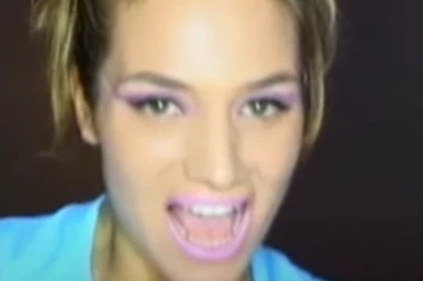 DEVEDESETIH JE HARALA NAŠOM MUZIČKOM SCENOM: Napustila je Srbiju, udala se za kolegu, a evo kako Ella B sada izgleda! (FOTO)