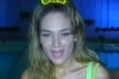 (FOTO) NEKAD STE JE SVI OBOŽAVALI, A ONDA SE NAGLO POVUKLA SA ESTRADNE SCENE: Evo gde je danas popularna pevačica!