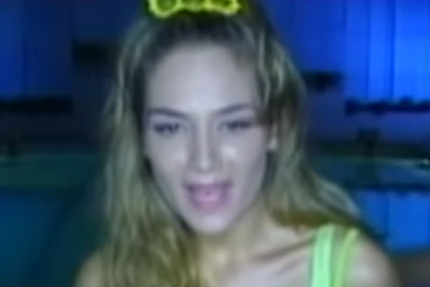 MUŠKARCI SU ZBOG NJE GUBILI GLAVU! Poznata pevačica je bila SIMBOL DEVEDESETIH, a onda je NAPUSTILA Srbiju, evo gde je i šta radi ELLA B!