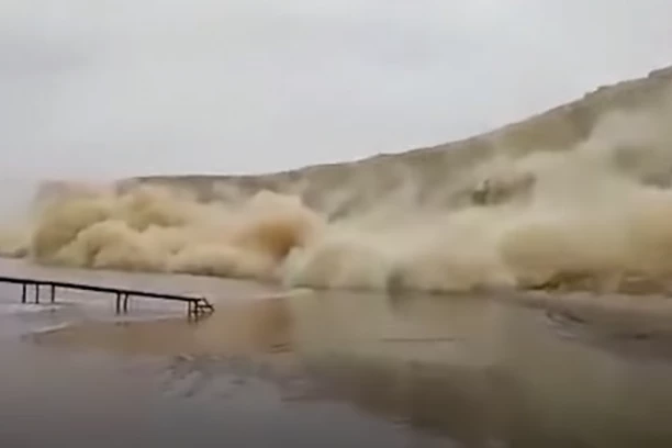 NAJMANJE 12 MRTVIH I 50 NESTALIH! Odron pao na deo rečne luke u Peruu! POTOPLJEN TRAJEKT I TEŠKO OŠTEĆEN BROD KOJI SU BILI KRCATI LJUDIMA! (FOTO)