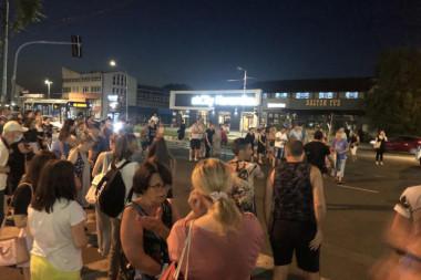 NEKO ZLOUPOTREBLJAVA TRAGEDIJU DETETA! Organizatori protesta "Pravda za Stefana": Nismo obavešteni o blokiranju ulice na Karaburmi! (FOTO)