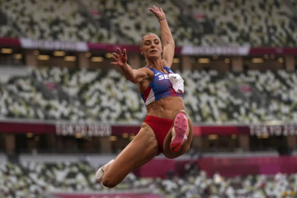 NAJBOLJI SKOK GODINE: Ivana Španović ODLETELA u finale!