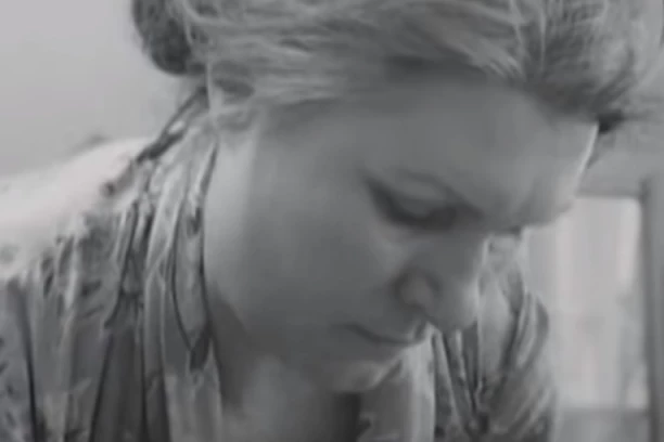 OBOŽAVAO JE CEO BALKAN, A ONDA JE PREMINULA KAO BESKUĆNICA: Srpska glumica bila UDATA za POZNATOG pevača, ali samo glumca je ISKRENO volela!