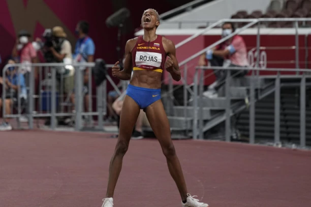 TOTALNA LUDNICA: Postavljen NOVI SVETSKI REKORD u troskoku!