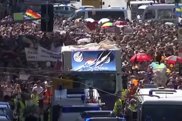 MUŠKARAC UMRO PRILIKOM PRIVOĐENJA TOKOM DEMONSTRACIJA U BERLINU! Nemačka policija kaže da nije kriva za njegovu smrt!