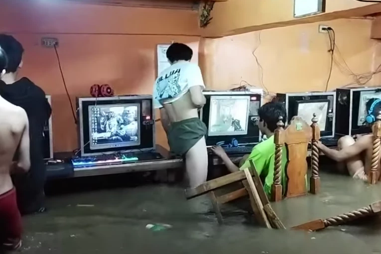 (VIDEO) SLIKA KOJA JE ZAPANJILA SVET! Gejmeri ignorišu poplavu i u vodi do pojasa nastavljaju da igraju igrice!