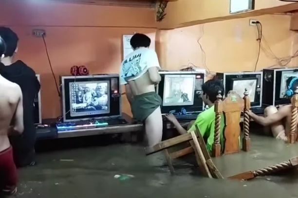 (VIDEO) SLIKA KOJA JE ZAPANJILA SVET! Gejmeri ignorišu poplavu i u vodi do pojasa nastavljaju da igraju igrice!