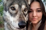 KAŽU JOJ DA JE LUDA: Živi u kući sa vukom i malim detetom (FOTO + VIDEO)