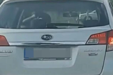 (VIDEO) OVAJ TIP JE PO BAHATOSTI U SAOBRAĆAJU NADMAŠIO SVE! On vozi i šiša se istovremeno!