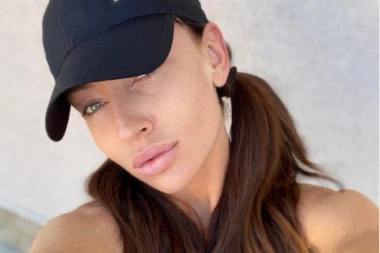 (FOTO) BUJNE GRUDI NA IZVOLTE! Pevačica pokazala dekolte, muškarci ovakve CICE niste videli!