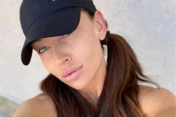 NIŠTA GORE NEGO KAD SELJANKA IZUJE OPANKE I OBUJE SANDALE! Kaća Živković brutalno ponižena i to javno!