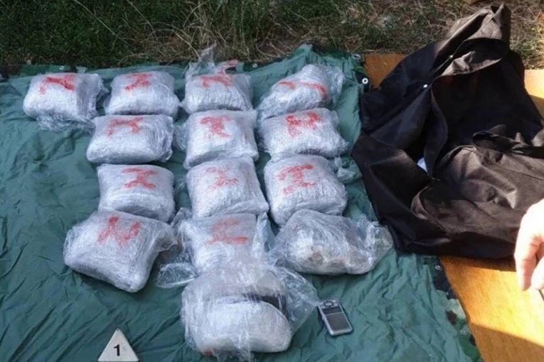 POLICIJA UPALA U STAN DILERA U KRNJAČI! Pronašli drogu i oružje