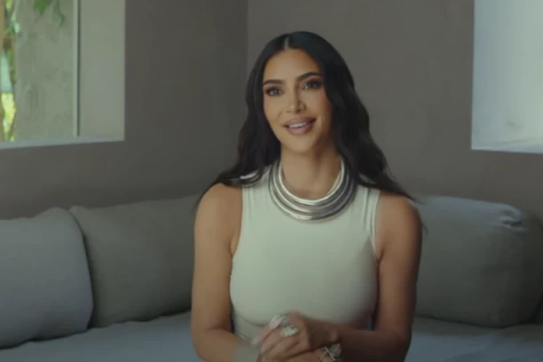 KIM SADA NOSI I ZMIJU NA GLAVI! Starleta pokazala novi modni krik, svi se pitaju kako joj je ovo pošlo za rukom. Da li biste se usudile?