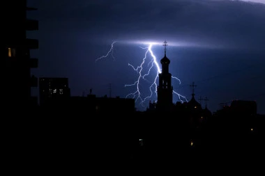 NEBO SE SRUČILO: Nepogoda pogodila Vojvodinu i Beograd, a evo šta nas očekuje tokom večeri