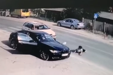 (VIDEO) STRAŠAN SNIMAK SAOBRAĆAJNE NESREĆE U NOVOM PAZARU: Ženu POKOSIO auto na pešačkom, letela preko HAUBE!