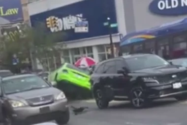 (VIDEO) NADREALNA POTERA USRED ŠPICA: Bežao od policije i upropastio SEDAM automobila, POVREĐENO više od 10 ljudi!