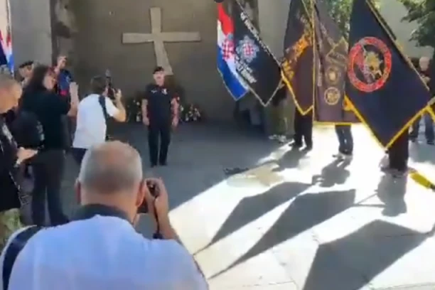 (VIDEO) USTAŠKE ORGIJE U KNINU: Ori se "Za dom spremni", LUDILU HOSOVACA SE NE NAZIRE KRAJ!