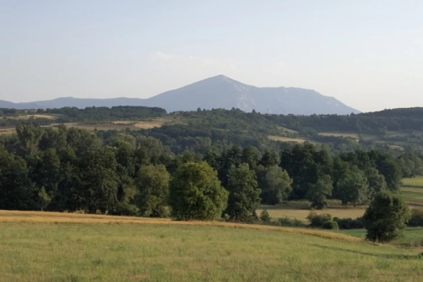 DA LI STE ZNALI? Svako srpsko selo imalo je PIRAMIDE koje su pored sebe imale burad sa KATRANOM: Pored njih se palila i vatra - OVO JE RAZLOG!