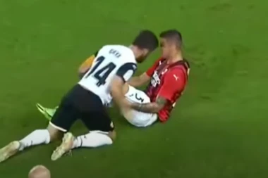 (VIDEO) SRBIN SVE ZAKUVAO: Opšta šorka na meču Milana i Valensije, jedva ih razdvojili!