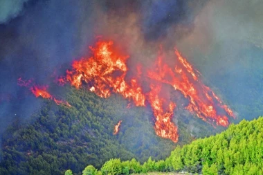 KATASTROFALNI POŽAR NA GRČKOM OSTRVU EVIJA: Monasi spremni da DA IZGORE ŽIVI! (FOTO)