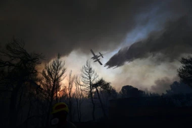 SRUŠIO SE VATROGASNI AVION NA ZAKINTOSU: Leteo da ugasi požar na ostrvu, pilot povređen!