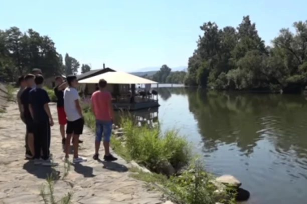 MALI HEROJI IZ KRALJEVA SPASILI DETE IZ IBRA: Žale što nisu uspeli i oca da izvuku (VIDEO)