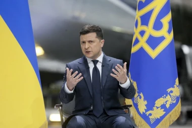 ZELENSKI DOBIJA TITULU VITEZA: Britanski poslanici traže od Džonsona da odlikuje ukrajinskog predsednika za hrabrost